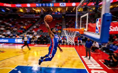 NBA篮球比赛现场，球员扣篮精彩动作